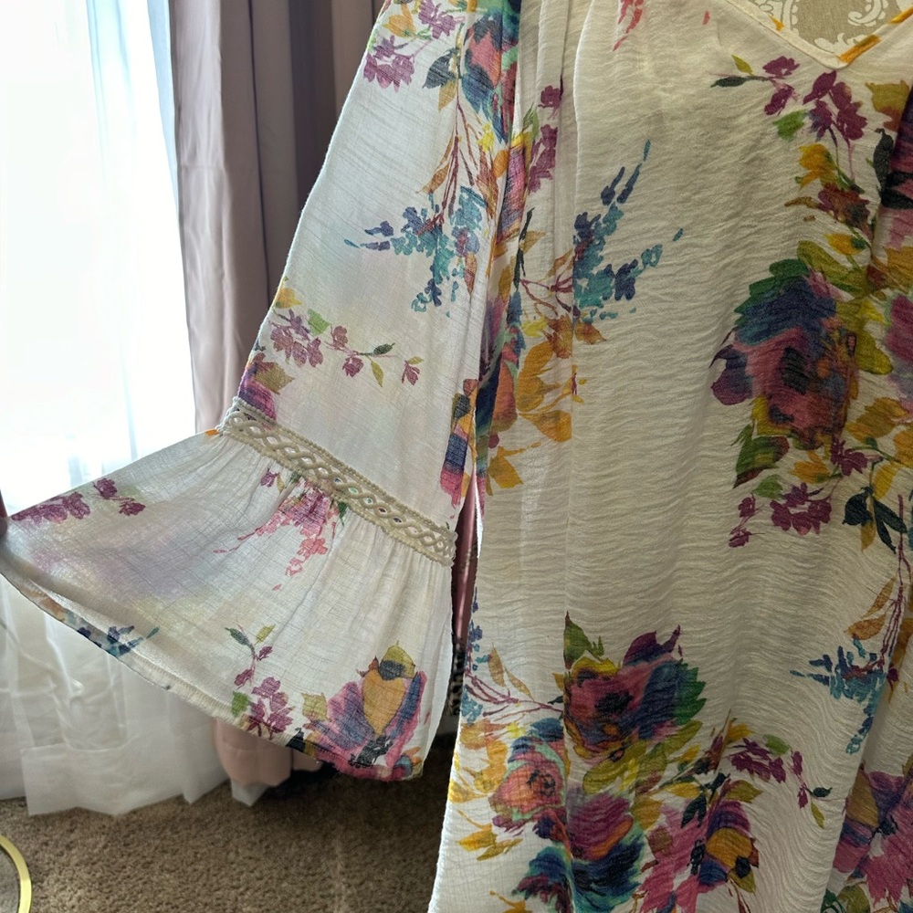 Beautiful flowy floral blouse - Picture 2 of 5